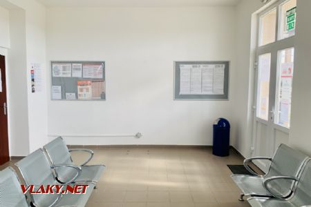 Interiér čakárne- automat na cestovné lístky tu už nenájdete; 5.4.2022 © Mário Rozatovský