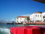 Venezia- pohled z lodi linky 20 na ostrov San Servolo, v pozadí jedna z mála zastávek MHD bez přístřešku. 09.09.2007© Ing. Jan Přikryl