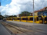 Budapest- nejdelší Combino světa ev.č. 2004 BKV čeká v celé kráse na odstavných kolejích linek 4 a 6 terminálu Moszkva tér. 10.09.2007© Ing. Jan Přikryl