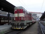 09.04.2005 - Brno hl.n.: 742.428-6 a vozy řady 050 jako Os 4827 Brno - Třebíč © PhDr. Zbyněk Zlinský