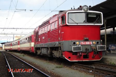 03.07.2005 - Brno hl.n.: ''Rudý ďábel'' 754.068-5 s vozy řady 050 jako vlak do Tišnova © Karel Furiš