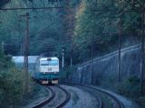 Pomaly sa stmieva, ale vlaky jazdia ďalej... (150.013-1) © Ing. Marko Engler, 25. 9. 2007