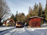 20.12.2007 - Harrachov: staniční budova, lyžníci, 854.212-8 a skladiště © PhDr. Zbyněk Zlinský