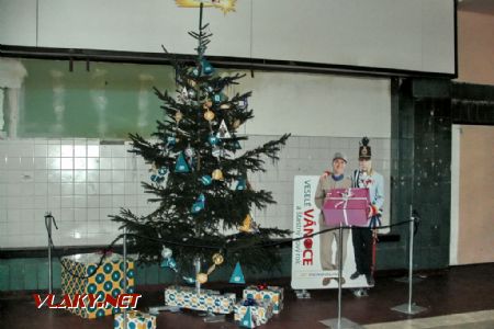 20.12.2007 - Hradec Králové hl.n.: vánoční stromek v nádražní hale © PhDr. Zbyněk Zlinský