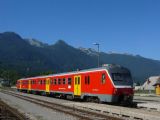 Jednotka 813-814 na osobním vlaku Jesenice - Nova Gorica pózuje pod štíty Julských Alp ve stanici Bohinjska Bistrica, 14.7.2007, © Tomáš Kraus