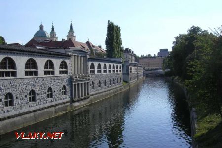 Lublaň - Plečnikova kolonáda na nábřeží říčky Ljubljanice, 15.7.2007, © Aleš Svoboda