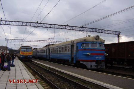 8.10.2007 - Sjanki: Elektrická jednotka ER 2 330 na vlaku 6563 do Užhorodu © Jiří Slavíček