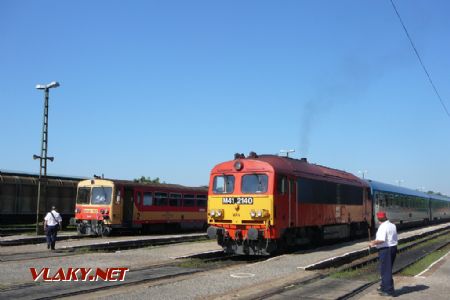 Zalaszentiván- setkání Bzmotu (osobní vlak ze Zalaegerszegu) a vlaku IC Corvinus Wien - Pécs s lokomotivou řady M41 MÁV, 17.7.2007, © Tomáš Kraus