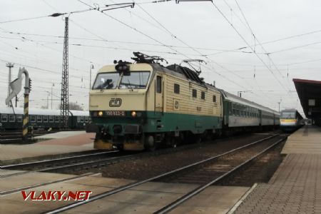 18.02.2008 - Pardubice hl.n.: 150.022-2 odváží R 627 ''Emil Zátopek'' Praha hl.n. - Vsetín, vpravo 680.004 jako vlak SC 134 ''Slovenská strela'' © PhDr. Zbyněk Zlinský