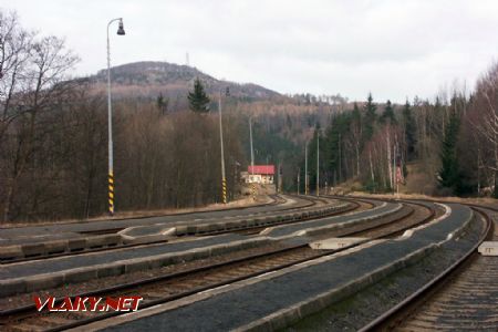 Staniční kolejiště a hora JEDLOVÁ v pozadí, 9.2.2008, © Jan Kubeš