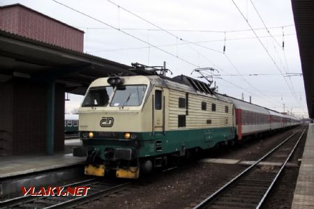 18.02.2008 - Pardubice hl.n.: poslední vyrobený ''banán'' - 151.027-0 v čele Ex 127 ''Fatra'' Praha hl.n. - Žilina © PhDr. Zbyněk Zlinský