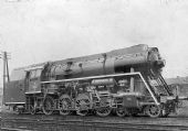 477.0 „Papagáj“ – rušeň pre ťažké prímestské vlaky z 50. rokov 20. storočia © archív ŽSR - MDC