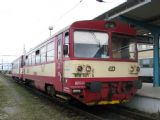 12.03.2008 - Hradec Králové hl.n.: pardubický 810.401-0 (místo Regionovy) po příjezdu na Os 5503 Turnov - Hradec Králové hl.n. © PhDr. Zbyněk Zlinský