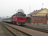 05.04.2008 - Malé Svatoňovice: 750.285-9 přijíždí v čele R 651 Praha-Vršovice - Trutnov hl.n. (pro výluku končí zde) © PhDr. Zbyněk Zlinský