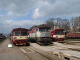 05.04.2008 - Trutnov hl.n.: 810.045-5 jako Os 5730 do Vrchlabí, 751.220-5 + 751.101-7 jako Lv do Trutnova střed a 810.515-7 jako Os 15716 Viamont do Svobody nad Úpou © PhDr. Zbyněk Zlinský