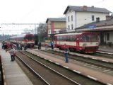 05.04.2008 - Jaroměř: 843.016-7 v čele R 992 Pardubice hl.n. - Liberec a 810.545-4 jako Os 5473 Jilemnice - Jaroměř/Os 5472 Jaroměř - Jilemnice (foto z R 656) © PhDr. Zbyněk Zlinský