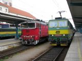 05.04.2008 - Hradec Králové hl.n.: 750.285-9 v čele R 659 Praha-Vršovice - Trutnov hl.n. a posunující 163.026-8 čeká na odjezd R 656 © PhDr. Zbyněk Zlinský