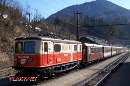 30.3.2008 – Laubenbachmühle: odstavená souprava v čele s el. lokomotivou 1099 © Marek Topič