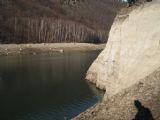 13.1.2007 - Takto hrozivo pokračuje skala strmo do vody, jej výška od dna musí byť aspoň 35 metrov © Peter Bačík
