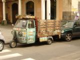 10.4.2008 - Catania, oblíbené vozítko místních zelinářů, tentokrát doplněné i o uměleckou výzdobu © Jiří Mazal