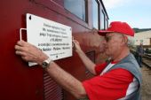 03.05.2008 - Slavošovce: Zbyněk věší dar pro pózování © Milan Vojtek