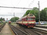 22.05.2008 - Jihlava: odstavená 242.280-6 a přijíždějící Os 4808 Brno hl.n. - Jihlava ve složení 954.002-2 + 054.217-5 + 854.206-0 © PhDr. Zbyněk Zlinský