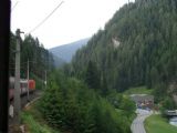 3.6.2008 - Rakúsko: Ženieme si to krásnym alpským údolím na čele s Taurusom. © Martin Kóňa