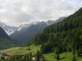 3.6.2008 - Rakúsko: Na úseku Innsbruck-Brenner/Brennero sa naskytujú aj takéto neskutočné momentky na ešte zasnežené vrcholce Tirolských Álp. © Martin Kóňa