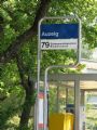 Zürich- typizovaný zastávkový označník tramvají i autobusů v Curychu. 07.05.2008 © Lukáš Uhlíř
