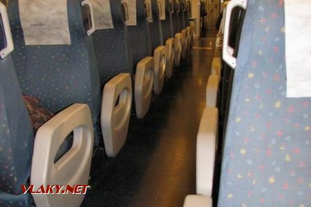 Pohodlný interiér jednotky řady 448 RENFE s překlápěcími sedadly. 08.05.2008 © Lukáš Uhlíř