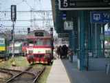 24.06.2008 - Hradec Králové hl.n.: cestující jsou vyzýváni k nástupu, ovšem pak je hlásáno zpoždění © PhDr. Zbyněk Zlinský