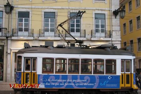 Lisboa- stará tramvaj CARRIS manipulačně odjíždí z Praça Figueira do vozovny na pantograf. 10.05.2008 © Lukáš Uhlíř