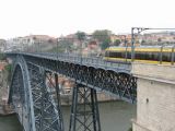 Porto- jednotka metra najíždí na most přes Douro, v pozadí vlak směrem do Vily Novy do Gaia. 12.05.2008 © Lukáš Uhlíř