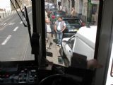 Lisboa- tramvaji na lince 25 parkuje v průjezdním průřezu auto, takže provoz je přerušen. 13.05.2008 © Lukáš Uhlíř