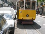 Lisboa- tramvaj na osmém pořadí linky 25 nemůže kvůli autu dál. 13.05.2008 © Lukáš Uhlíř