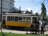 Lisboa- dvounápravová tramvaj číslo 572 CARRIS čeká na konečné Prazeres na odjezd linky 28. 13.05.2008 © Lukáš Uhlíř