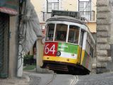 Lisboa- tramvaj na lince 12 překonává nejproblematičtější bod trasy, náměstí Largo Freitas. 13.05.2008 © Lukáš Uhlíř