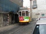 Lisboa- tramvaj linky 12 úspěšně překonala Largo Freitas a pokračuje dál k hradu. 13.05.2008 © Lukáš Uhlíř