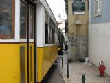 Lisboa- jedno z nejužších míst v síti tramvají je ulička Rua Escolas Gerais. 13.05.2008 © Lukáš Uhlíř