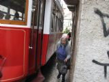 Lisboa- projíždějící tramvaj na Rua Escolas Gerais ale důchodkyni vůbec nevadí… 13.05.2008 © Lukáš Uhlíř