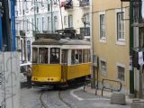 Lisboa- …a stejná tramvaj o vteřinu později ostře zatáčí vpravo směrem k hradu. 13.05.2008 © Lukáš Uhlíř