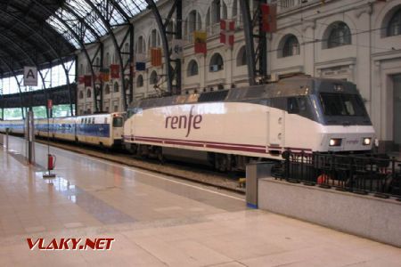 Barcelona- lokomotiva řady 252.058 RENFE stojí před soupravou Talgo Trenhotelu Elipsos na nádraží França. 18.05.2008 © Ing. Jan Přikryl