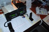 Vysielačky a dispozičný zapojovač na stole výpravcu, foto: Djexpres