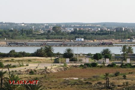 14.06.2008 - Skanes: stroj řady GT-18 v čele  DClim 22-5/70 Mahdia - Tunis Ville v úseku Les Hôtels - Sahline Sabkha (foto z hotelového balkónu) © PhDr. Zbyněk Zlinský