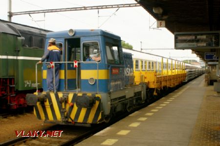 21.6.2008 - nádraží Praha-Holešovice: 703 017-4 Skanska na postrku  © Jiří Řechka