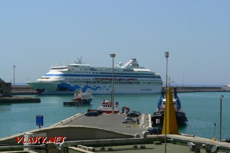 26.6.2008 - Civitavecchia: pohled do přístavu © Karel Furiš