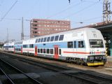 13.10.2005 - Pardubice hl.n.: neúplná první sériová jednotka 971.003-9 + 071.003-8 (+ 471.001-8) po příjezdu Os 9303 Praha Masarykovo n. - Pardubice hl.n. © PhDr. Zbyněk Zlinský