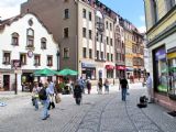 19.07.2008 - Jelenia Góra: pochodující Hela a pouliční hudebník na ul. 1 Maja © PhDr. Zbyněk Zlinský