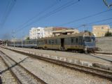 10.06.2008 - Monastir: vlak 535 Sousse Bab el Jedid - Mahdia s lokomotivou 040-DK-93 a řídicím vozem YB 39 Dtyfs 5641 opouští stanici © PhDr. Zbyněk Zlinský