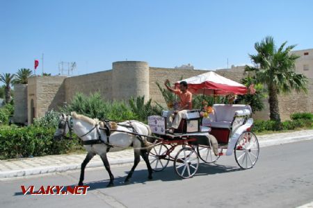 14.06.2008 - Monastir: ribát Sidi Dhouib a projíždějící kočár © PhDr. Zbyněk Zlinský